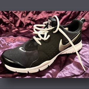 Black & white Nike shoes, excellent condition, size 7.5
